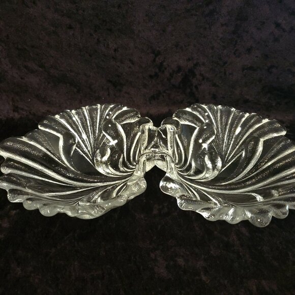 Beautiful Collectible Art Glass Scalloped Dip Candy Nut Serving Dish Divided - Picture 2 of 4